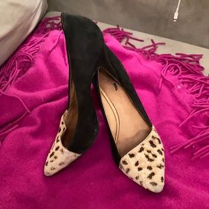 Black and leopard suede pumps.